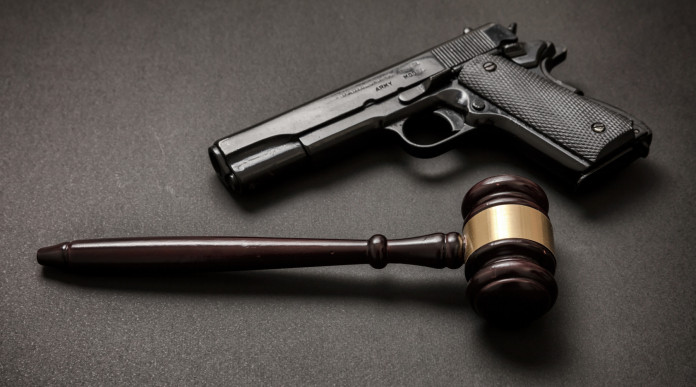 Leggi sulle armi, a giugno seminario d’aggiornamento Conarmi: pistola e martello giudice