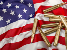 Vendita di armi in America: la situazione a metà maggio Vendita di armi in America: munizioni su bandiera americana