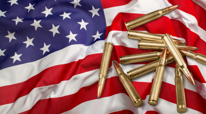 Vendita di armi in America: munizioni su bandiera americana