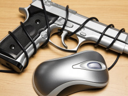 Anagrafe digitale dei possessori di armi, interrogazione al Senato Anagrafe digitale dei possessori di armi, interrogazione al Senato: pistola avvolta in filo del mouse