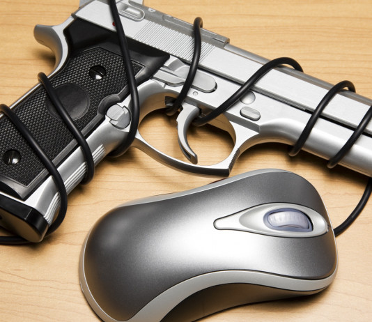 Anagrafe digitale dei possessori di armi, interrogazione al Senato Anagrafe digitale dei possessori di armi, interrogazione al Senato: pistola avvolta in filo del mouse