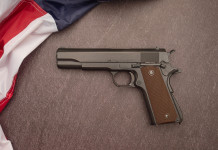 Mercato delle armi in America: la situazione a metà giugno Mercato delle armi in America: pistola circondata da bandiera americana