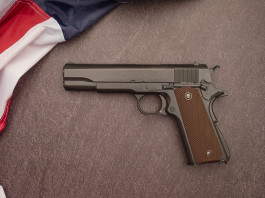 Mercato delle armi in America: la situazione a metà giugno Mercato delle armi in America: pistola circondata da bandiera americana