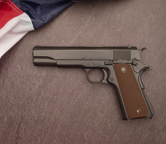 Mercato delle armi in America: la situazione a metà giugno Mercato delle armi in America: pistola circondata da bandiera americana