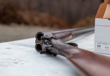 Quando si prescrive la detenzione illegale di armi? Quando si prescrive la detenzione illegale di armi: doppietta aperta appoggiata su tavolo