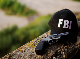 Quanti background check richiesti in America da inizio 2023? Quanti background check richiesti in America da inizio 2023: revolver e cappello Fbi