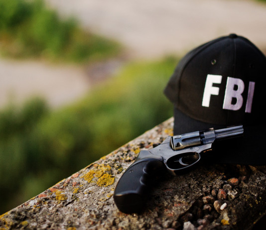 Quanti background check richiesti in America da inizio 2023? Quanti background check richiesti in America da inizio 2023: revolver e cappello Fbi