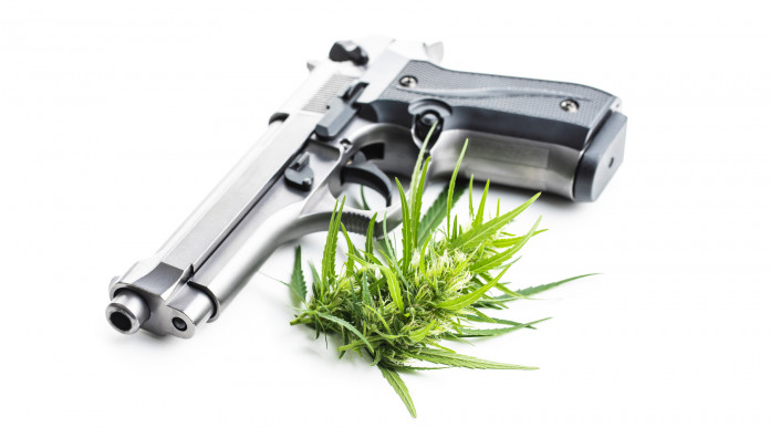 Cannabis e porto d’armi: pistola con foglia cannabinoidi