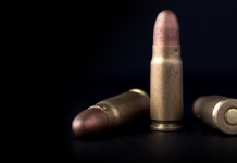 Detenzione di munizioni in sovrannumero: la sentenza Detenzione di munizioni in sovrannumero: tre proiettili da pistola su sfondo nero