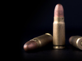 Detenzione di munizioni in sovrannumero: la sentenza Detenzione di munizioni in sovrannumero: tre proiettili da pistola su sfondo nero