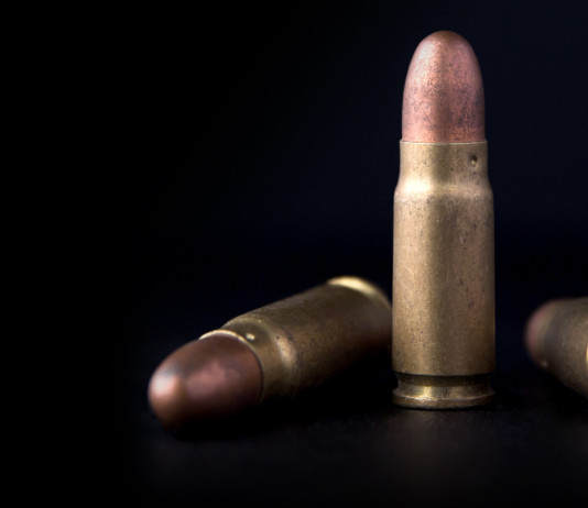 Detenzione di munizioni in sovrannumero: la sentenza Detenzione di munizioni in sovrannumero: tre proiettili da pistola su sfondo nero