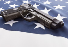 Mercato delle armi in America: la situazione a inizio luglio Mercato delle armi in America: pistola su bandiera americana