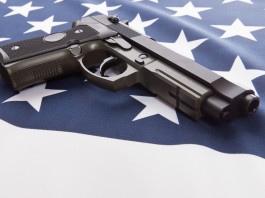 Mercato delle armi in America: la situazione a inizio luglio Mercato delle armi in America: pistola su bandiera americana