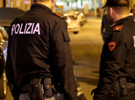 Quanti omicidi in Italia nel 2023? Quanti omicidi in Italia nel 2023? due agenti di polizia italiani