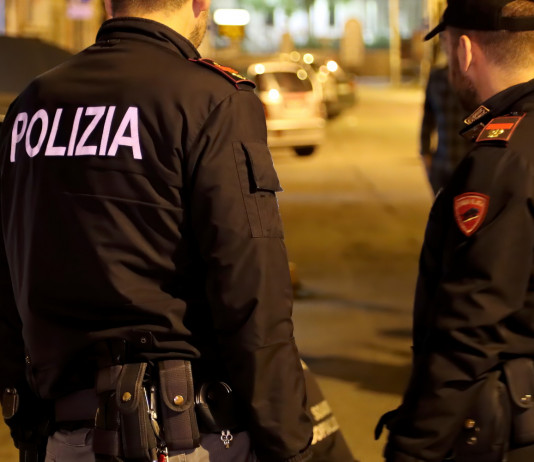 Quanti omicidi in Italia nel 2023? Quanti omicidi in Italia nel 2023? due agenti di polizia italiani