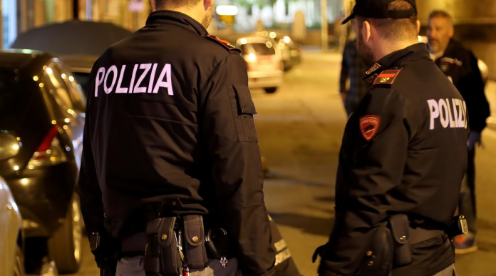 Quanti omicidi in Italia nel 2023? due agenti di polizia italiani
