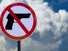 Quanto dura la preclusione alla detenzione di armi? Quanto dura la preclusione alla detenzione di armi: cartello con segnale di pistola vietata, davanti a cielo con nuvole