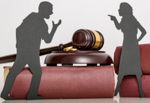 Separazione coniugale e detenzione di armi: la sentenza Separazione coniugale e detenzione di armi: coppia stilizzata discute vicino a martello del giudice