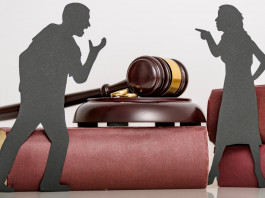 Separazione coniugale e detenzione di armi: la sentenza Separazione coniugale e detenzione di armi: coppia stilizzata discute vicino a martello del giudice