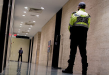 Assiv: “Improrogabile l’intervento del governo sulla vigilanza privata” Assiv: “Improrogabile l’intervento del governo sulla vigilanza privata”: guardia giurata di spalle