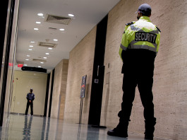 Assiv: “Improrogabile l’intervento del governo sulla vigilanza privata” Assiv: “Improrogabile l’intervento del governo sulla vigilanza privata”: guardia giurata di spalle