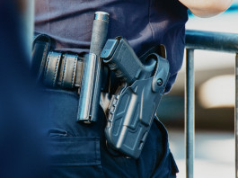 Ecco quali sono le armi della polizia nelle cinque più grandi città degli Usa Ecco quali sono le armi della polizia nelle cinque più grandi città degli Usa: agente di polizia a Manhattan, New York