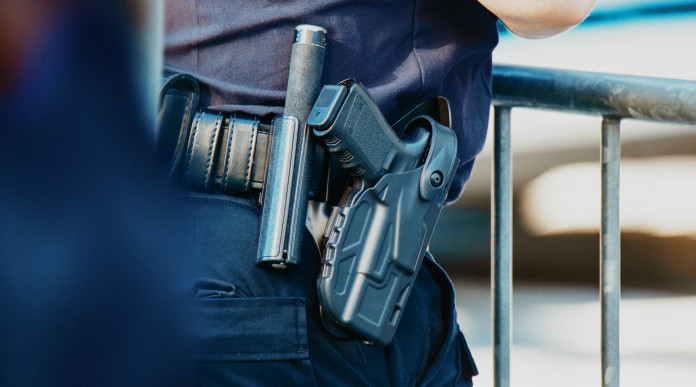 Ecco quali sono le armi della polizia nelle cinque più grandi città degli Usa: agente di polizia a Manhattan, New York