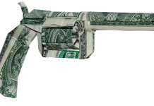 Mercato delle armi in America: la situazione a inizio agosto Mercato delle armi in America: pistola origami con dollari in banconota
