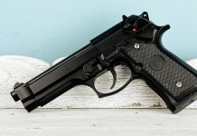 Omessa denuncia di trasferimento di un’arma rottamata: la sentenza Omessa denuncia di trasferimento di un’arma rottamata: pistola appoggiata sulla canna