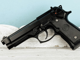 Omessa denuncia di trasferimento di un’arma rottamata: la sentenza Omessa denuncia di trasferimento di un’arma rottamata: pistola appoggiata sulla canna