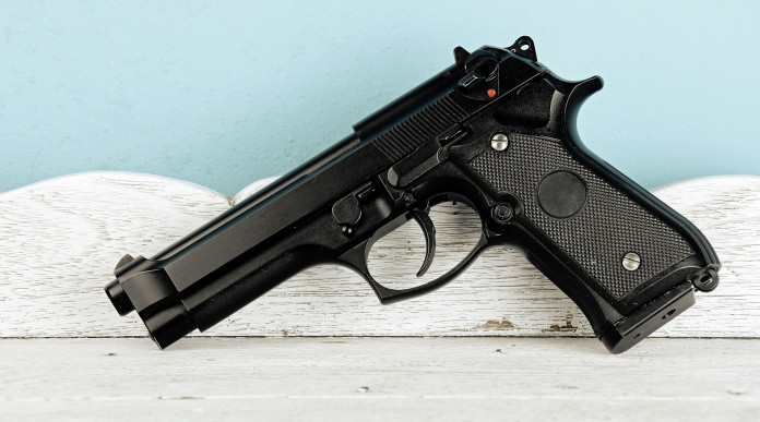 Omessa denuncia di trasferimento di un’arma rottamata: pistola appoggiata sulla canna