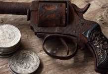 Qualifica di un’arma non funzionante, la sentenza della Cassazione Qualifica di un’arma non funzionante, la sentenza della Cassazione: revolver rugginoso di fianco a monete