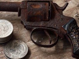 Qualifica di un’arma non funzionante, la sentenza della Cassazione Qualifica di un’arma non funzionante, la sentenza della Cassazione: revolver rugginoso di fianco a monete