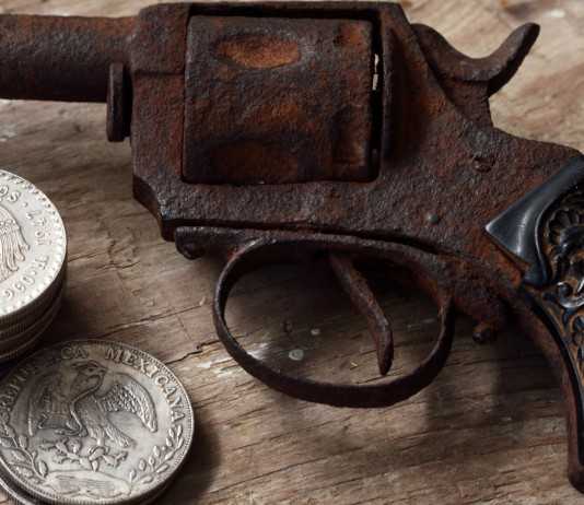 Qualifica di un’arma non funzionante, la sentenza della Cassazione Qualifica di un’arma non funzionante, la sentenza della Cassazione: revolver rugginoso di fianco a monete