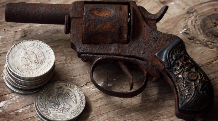 Qualifica di un’arma non funzionante, la sentenza della Cassazione: revolver rugginoso di fianco a monete