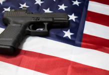 Quanti background check in America a fine luglio 2023? Quanti background check in America a fine luglio 2023: pistola su bandiera americana