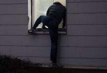 Eccesso virtuale di legittima difesa e revoca della licenza: la sentenza Eccesso virtuale di legittima difesa e revoca della licenza: intruso scavalca finestra