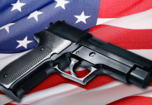 Quanti background check in America a due terzi del 2023? Quanti background check in America a due terzi del 2023: pistola su bandiera americana