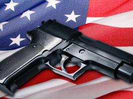Quanti background check in America a due terzi del 2023? Quanti background check in America a due terzi del 2023: pistola su bandiera americana