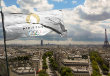 Quanti italiani sono già qualificati a Parigi 2024? Quanti italiani sono già qualificati a Parigi 2024? Parigi con Torre Eiffel e bandiera Giochi olimpici