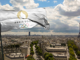 Quanti italiani sono già qualificati a Parigi 2024? Quanti italiani sono già qualificati a Parigi 2024? Parigi con Torre Eiffel e bandiera Giochi olimpici