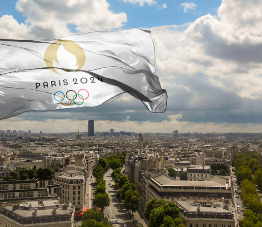 Quanti italiani sono già qualificati a Parigi 2024? Quanti italiani sono già qualificati a Parigi 2024? Parigi con Torre Eiffel e bandiera Giochi olimpici