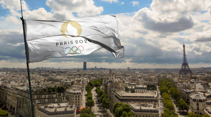 Quanti italiani sono già qualificati a Parigi 2024? Parigi con Torre Eiffel e bandiera Giochi olimpici