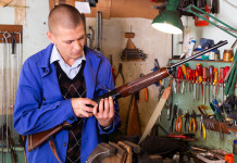 Tre corsi Conarmi in autunno Tre corsi Conarmi in autunno: armaiolo con fucile