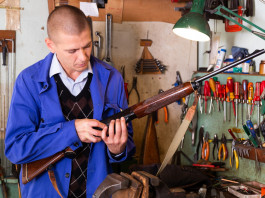 Tre corsi Conarmi in autunno Tre corsi Conarmi in autunno: armaiolo con fucile