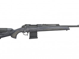 Cosa s’intende per scout rifle? La nuova generazione della Sabatti Rover: nella versione Scout sfoggia una bella e leggera calciatura in legno laminato grigia e il prolungamento della Picatinny sulla canna