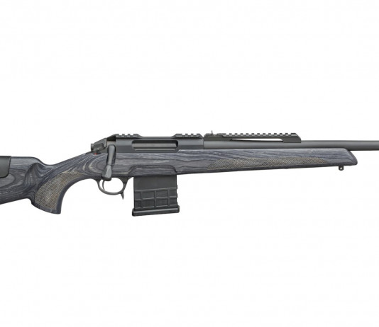 Cosa s’intende per scout rifle? La nuova generazione della Sabatti Rover: nella versione Scout sfoggia una bella e leggera calciatura in legno laminato grigia e il prolungamento della Picatinny sulla canna