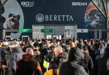 Eos Show 2024 s’avvicina Eos Show 2024 s’avvicina: ingresso della fiera delle armi di Verona, con striscione dello sponsor Beretta
