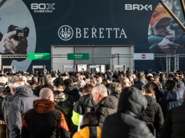 Eos Show 2024 s’avvicina Eos Show 2024 s’avvicina: ingresso della fiera delle armi di Verona, con striscione dello sponsor Beretta