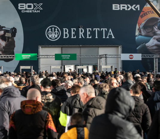 Eos Show 2024 s’avvicina Eos Show 2024 s’avvicina: ingresso della fiera delle armi di Verona, con striscione dello sponsor Beretta